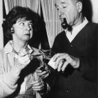 Siempre está espiando a Samantha y tratando de convencer a su esposo de que algo sucede ahí.