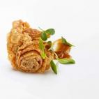 Aldura Aldea, 20. Errenteria (Guipúzcoa) Hojaldre gelatinoso de pollo. Crema de ajos asados y acederas. Foto: López de Zubiría