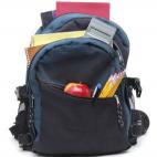 Es inevitable que en algún momento la mochila nueva de tu hijo necesite una buena limpieza por algún jugo que haya goteado o una pieza olvidada de fruta. Ten cuidado si lleva algún material o adorno delicado, pero lo más probable es que c...