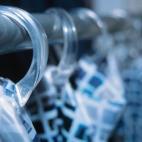 A pesar de que en la ducha usamos jabón, la parte baja de las cortinas suele ensuciarse mucho. Si lavas tus cortinas de plástico con frecuencia en la lavadora te librarás de toda esa suciedad y de los restos de espuma.