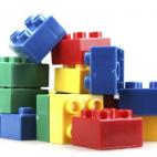 Mételas en una bolsa de rejilla y de ahí a la lavadora. Así perderán todos esos pegotes y la suciedad incrustada. Te sentirás algo más tranquilo cuando veas que tu hijo se las acerca a la boca.