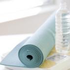 También puedes limpiarlas en la lavadora. Es aconsejable si después de alguna clase te has saltado la limpieza de tu esterilla con spray.