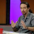 Le gusta pasear con su perro Tirso.