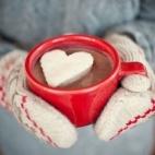 En Estados Unidos han demostrado que 40 gramos de chocolate negro al día durante dos semanas reduce los niveles de hormonas de estrés en personas especialmente tensas. Otro estudio realizado por la Universidad de Adelaida, en Australia, ha con...