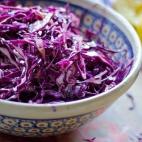 Todas las frutas y verduras de color morado contienen anticianinas que protegen contra las enfermedades cardiovasculares, mejoran la claridad mental, neutralizan el estrés oxidativo, e incluso ayudan a prevenir el cáncer.