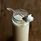 Regenera la flora intestinal y favorece la producción de serotonina, la hormona que produce el cerebro y se relaciona con el bienestar. Para aprovechar las ventajas de sus propiedades, se necesitan 125 g de yogur natural al día.