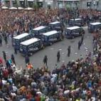 La policía rodeada por los manifestantes