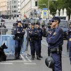 Un grupo de policías vigila los alrededores del Congreso.