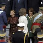 Los reyes Juan Carlos y Sofía, junto a los príncipes de Asturias, saludan a la presidenta de Castilla-La Mancha y secretaria general del PP, María Dolores de Cospedal, la presidenta de Navarra, Yolanda Barcina, y el presidente de Canarias, Pa...