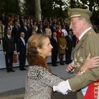 El rey saluda a la infanta Elena