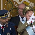 El rey conversa con el príncipe.