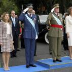 La familia real, durante el homenaje a la bandera.