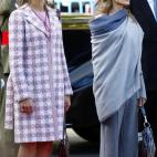 Es 2010: Letizia viste un pantalón de lana y pata de elefante y se cubre con un chal. Los expertos debaten si cumple o no el protocolo.