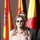 Bajo el chal, camisa bordada.