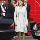 2008: otra vez vestido y abrigo largo, conjuntados con peep toes.