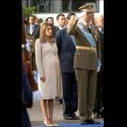 En 2005, embarazada de su hija mayor, de crema y con tacón bajo.