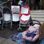 Avec de vrais bébés.