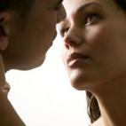 Los ojos son el espejo del alma, y cuando miramos profundamente a los ojos de nuestro amante, miramos su alma. Relájate y mira amorosamente a tu pareja, no cierres los ojos, conéctate con su interior.