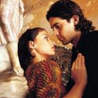 Cuando colocas tu mano en el pecho de tu amor, estás creando una conexión energética directa con su corazón. Nada más profundo, y a la vez vital, que sentir los latidos de dos corazones unidos, mientras la pasión aumenta.