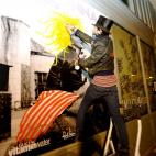 Alec Monopoly, en una intervención artística sobre los carteles de la exposición de Madonna en W Hotels.