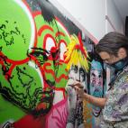 Alec Monopoly, en una intervención artística sobre los carteles de la exposición de Madonna en W Hotels.