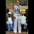 Madonna con su hija Mercy James en Chinkhota, Malawi, abril de 2010