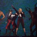 En los premios Brit Awards, celebrados en Londres en febrero de 2015, durante la actuación en la que se cayó del escenario.