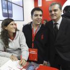 Ramón García con el primer comprador del iPhone 5