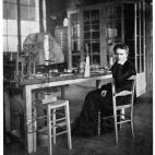 Era polaca y estudió el curso de ciencias en la Universidad de la Sorbona (París). Finalizó sus estudios de Física siendo la número uno de su promoción. Fue pionera en el campo de la radiactividad y la primera persona en recibir dos premio...