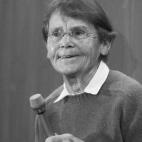 Científica estadounidense que obtuvo el premio Nobel de Medicina o Fisiología en 1983, su especialización fue la citogenética. Descubrió el proceso de transposición de elementos del genoma y lo utilizó para explicar cómo los genes determ...