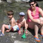 "Agotada de llevar a mis hijos a todo lo que les gusta, me veo como otras mamás en el artículo!", dice Sara, que sale con sus dos peques en esta foto playera. https://twitter.com/SaraVelaOtal/