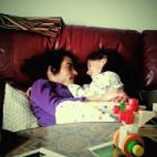 Abrazada a mi hija se para el mundo. Todo lo demás da igual.