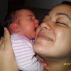 Aún tengo todo el bello facial que me salio por las hormonas durante el embarazo. y mi hija con tan solo 9 dias parecia que ya me queria besar, que momento mas tierno.