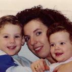 Fotos ochenteras: "Aquí la mía", dice Ana de esta imagen junto a su hermano y su madre. https://twitter.com/anuskakatiuska/