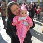 Mi hija con 4 meses celebrando su primer carnaval y mama sale de casa sin tiempo ni para secarme el cabello. asi que mama esta desaliñada pero mi niña como toda una princesa.