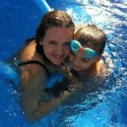 "Ha sido difícil pero he encontrado una!", dice Fany de esta foto en la piscina con su hijo. http://twitter.com/fanypons/