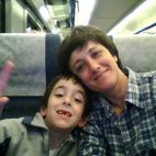 Silvia viajó con su hijo Imanol en tren una Semana Santa y guarda esta foto como recuerdo. "Una madre siempre está cuando se la necesita", asegura.