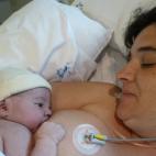 "Compartiendo su primera hora de vida. No hay momento más feliz."