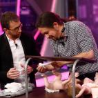 Cuando eres candidato vas a programas de la televisi&oacute;n tan famosos como 'El Hormiguero', donde Pablo Iglesias (Podemos) ense&ntilde;&oacute; lo bien que cambia pa&ntilde;ales.