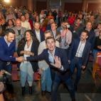 Cuando eres candidato la gente te quiere tanto, que no das a basto a la hora de saludar, como le ha pasado a Albert Rivera (Ciudadanos) en este acto de M&eacute;rida.