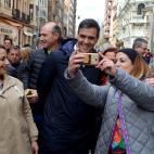 Cuando eres candidato todo el mundo quiere un 'selfie' contigo.