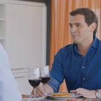 Cuando eres candidato puedes tomarte un 'vinito' mientras te entrevista Bert&iacute;n.