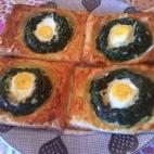 Basta con hervirlas, poner un poco sobre la masa cortada en cuadrados, añadir un huevo encima... ¡y al horno! El paso a paso más detallado lo tienes aquí.