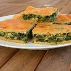 Es importante escurrir bien las espinacas para que no empapen la masa. Consulta la receta paso a paso en CookPad.