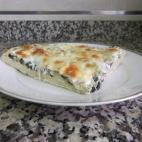 Basta con colocar las verduras sobre la masa y cubrirlas con una mezcla de nata y queso de untar. Aquí puedes ver la receta.