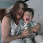 Gabriela Vazzola:Nos encanta saltar en la cama por las mañanas! Mami Gaby y Dante con el gato Cuco...