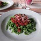 La pasta se elabora con brotes frescos de espinacas, huevos, harina de maíz, leche desnatada y un triangulito de queso. Sigue la receta paso a paso en CookPad.