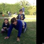 diazgclaudia:Acá estamos los tres en su momento favorito: simplemente, jugar con mamá. Qué delicia...Sólo quiero estar con ellos, en un millón de fotos más.