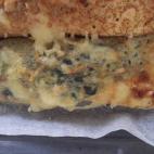 Además de pasas, piñones, espinacas y bacón, lleva también queso rallado y bechamel. Mira aquí la receta.