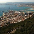 Uno de los temas más polémicos de la campaña del Brexit y que también se queda en el aire es Gibraltar y los españoles que trabajan cada día al otro lado de la frontera. Mariano Rajoy ha lanzado un mensaje de tranquilidad apuntando que su ...